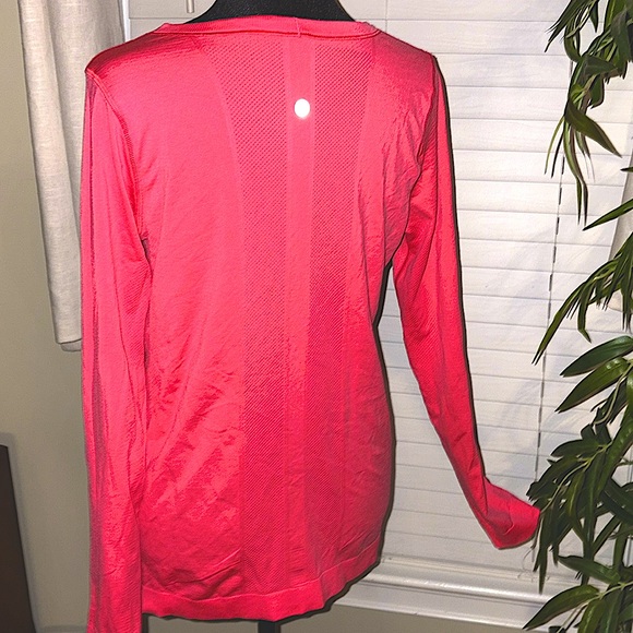 Lululemon Long Slv Pink Top with a very large but descrete logo over the front - Picture 15 of 15